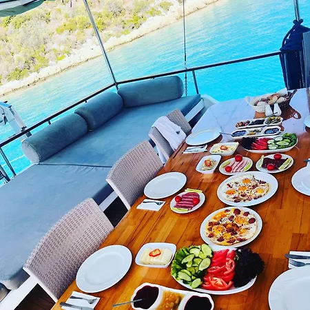 Lusaas Yacht Botel *